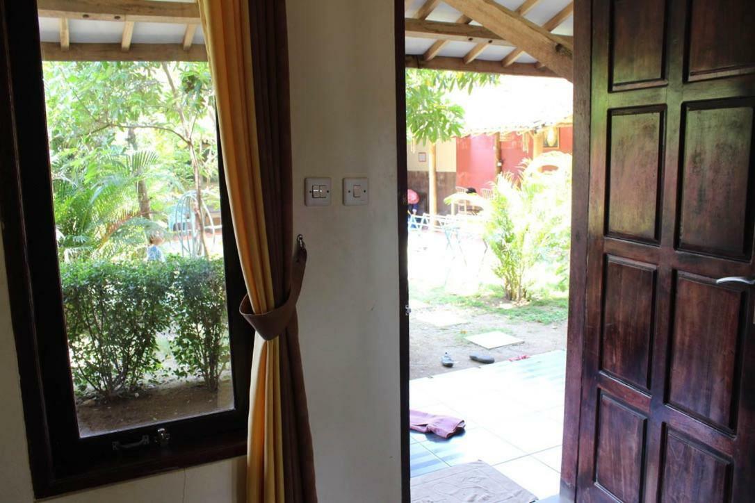 Harrys Oceanhouse 2 Pacitan Exterior foto