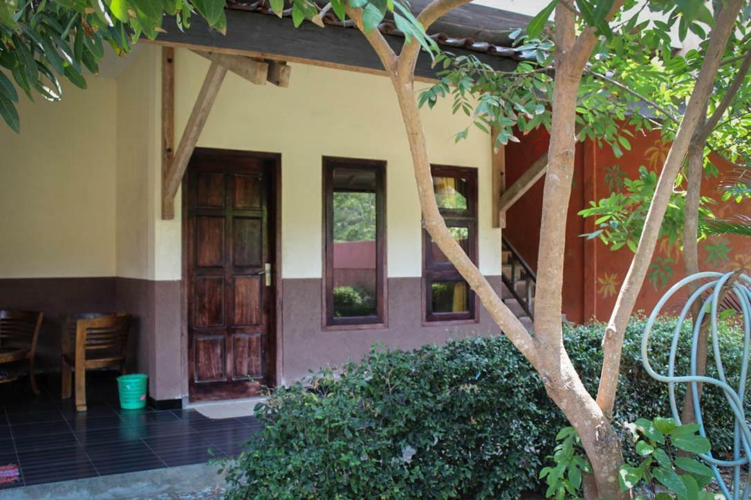 Harrys Oceanhouse 2 Pacitan Exterior foto